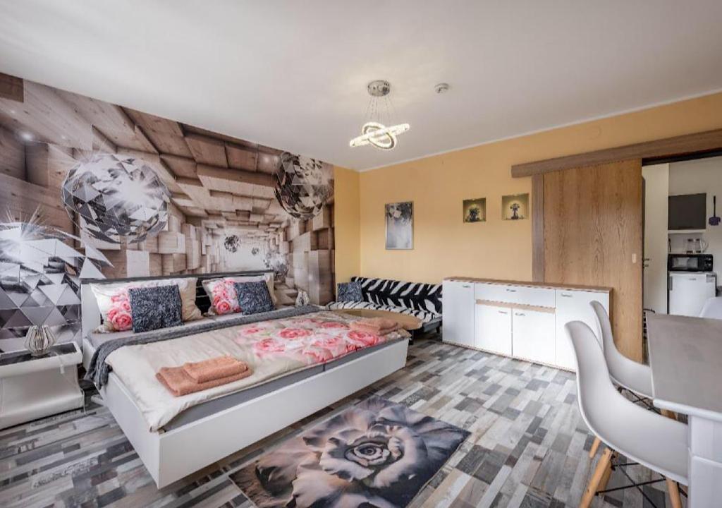 - une chambre avec un grand lit et un mur en bois dans l'établissement Lipno Pearl, à Lipno nad Vltavou
