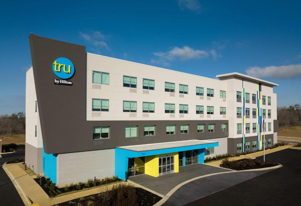 a large white building with a trhub sign on it at Tru By Hilton Tupelo, Ms in Tupelo