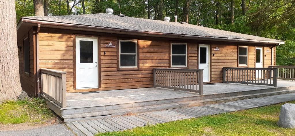Black Bear Lodge Bear Trap #3, Saint Germain, USA - Booking.com