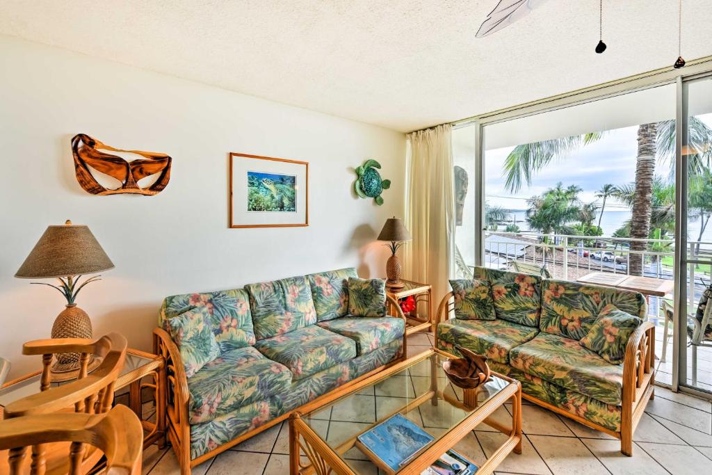 Posezení v ubytování Condo with Private Lanai, Ocean View and On-Site Pool!