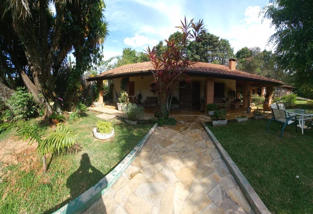 uma casa com um jardim e um pátio em Linda chacara em Itatiba