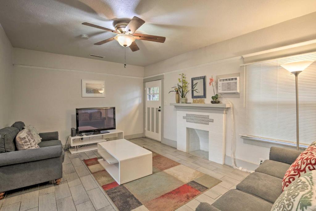 ein Wohnzimmer mit einem Deckenventilator und einem TV in der Unterkunft Charming South Park Home Walk to Balboa Park in San Diego