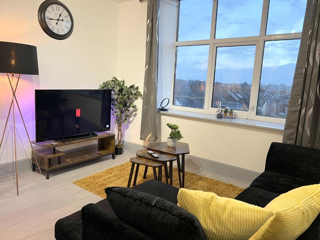 a living room with a couch and a tv at New Two Bedroom Premium Apartment - Skylight - Northampton Town Centre in Northampton