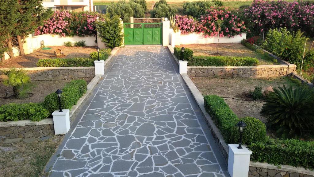 A garden outside Beachfront Villa SeaShell Superior