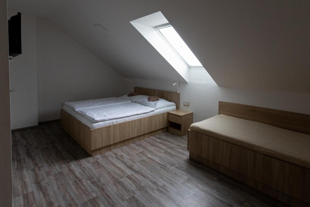 Postel nebo postele na pokoji v ubytování Apartmány Za Dvorem