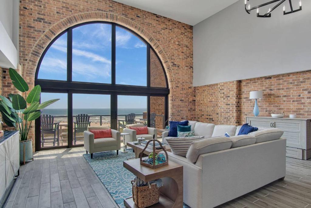 Split Level Pentouse with Floor to Ceiling Arched Window and Panoramic View of the Coast 휴식 공간