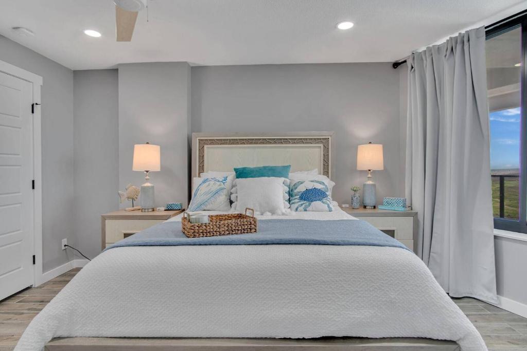 Una cama o camas en una habitación de Split Level Pentouse with Floor to Ceiling Arched Window and Panoramic View of the Coast