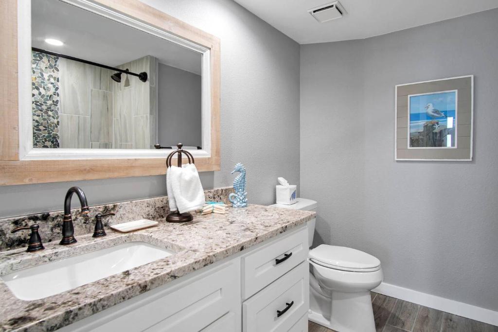 Un baño de Split Level Pentouse with Floor to Ceiling Arched Window and Panoramic View of the Coast