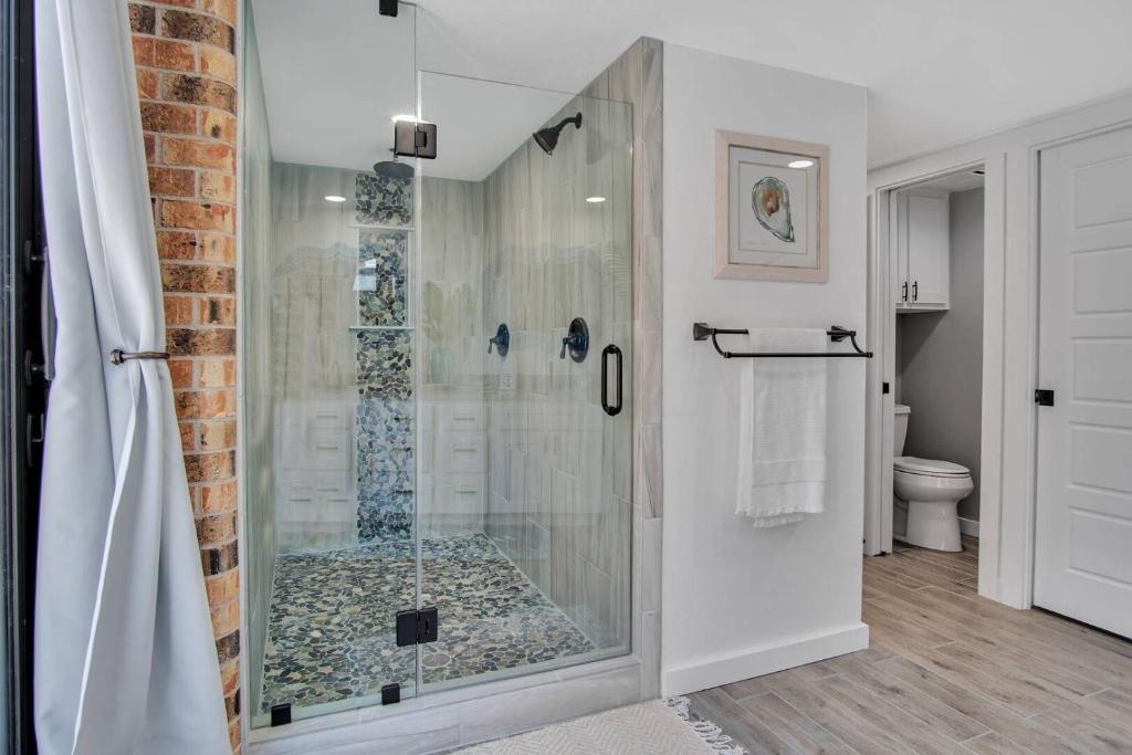 Un baño de Split Level Pentouse with Floor to Ceiling Arched Window and Panoramic View of the Coast