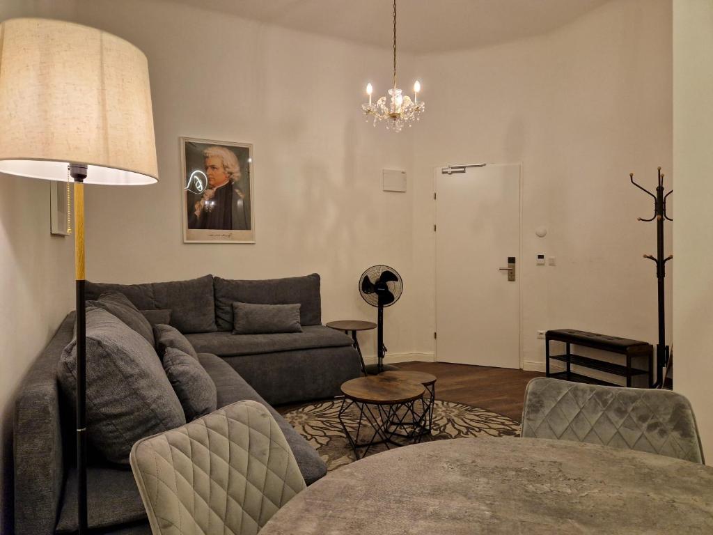 Uma área de estar em Pension Mozart - Newly Renovated