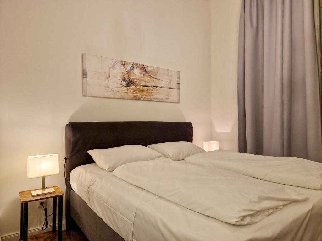 Uma cama ou camas num quarto em Pension Mozart - Newly Renovated