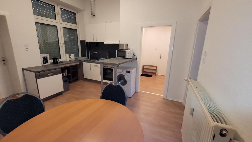 een keuken met een tafel en stoelen in een kamer bij Komfortwohnungen Oberhausen in Oberhausen