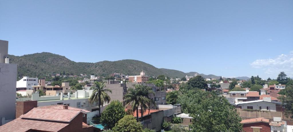 una ciudad con edificios y montañas en el fondo en DEPARTAMENTO VILLA CARLOS PAZ CENTRO en Villa Carlos Paz
