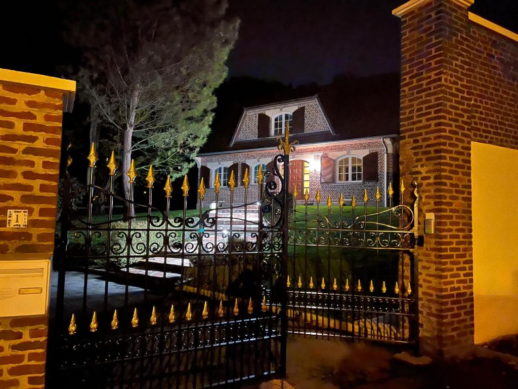 une clôture en fer forgé noir devant une maison dans l'établissement A l'orée d'Arras, à Saint-Laurent-Blangy