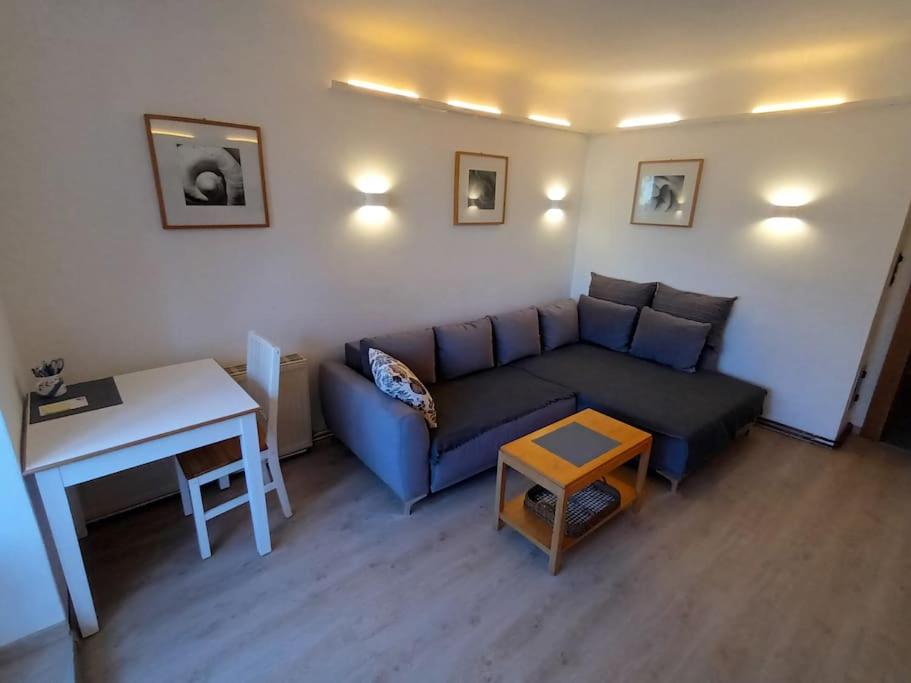 sala de estar con sofá azul y mesa en Modernes Apartment in Wien, en Viena