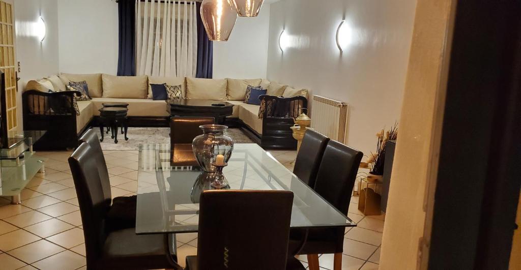 Restoran ili neka druga zalogajnica u objektu Appartement de 70m2 dans une maison de ville pour 2 personnes