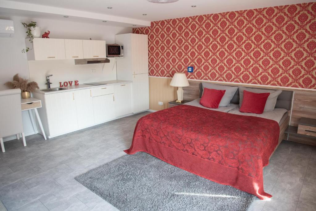 1 dormitorio con cama roja y manta roja en Komfort Zone en Wolfsburg