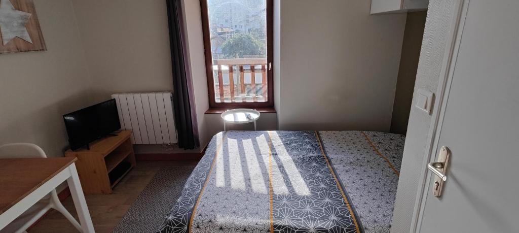 - une petite chambre avec un lit et une fenêtre dans l'établissement Studio-centre-Thabor-calme, à Rennes