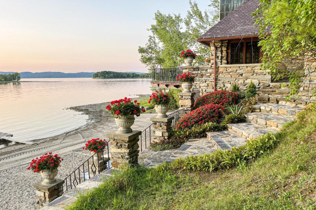 Castle on Lake Champlain, Panton (updated prices 2024)