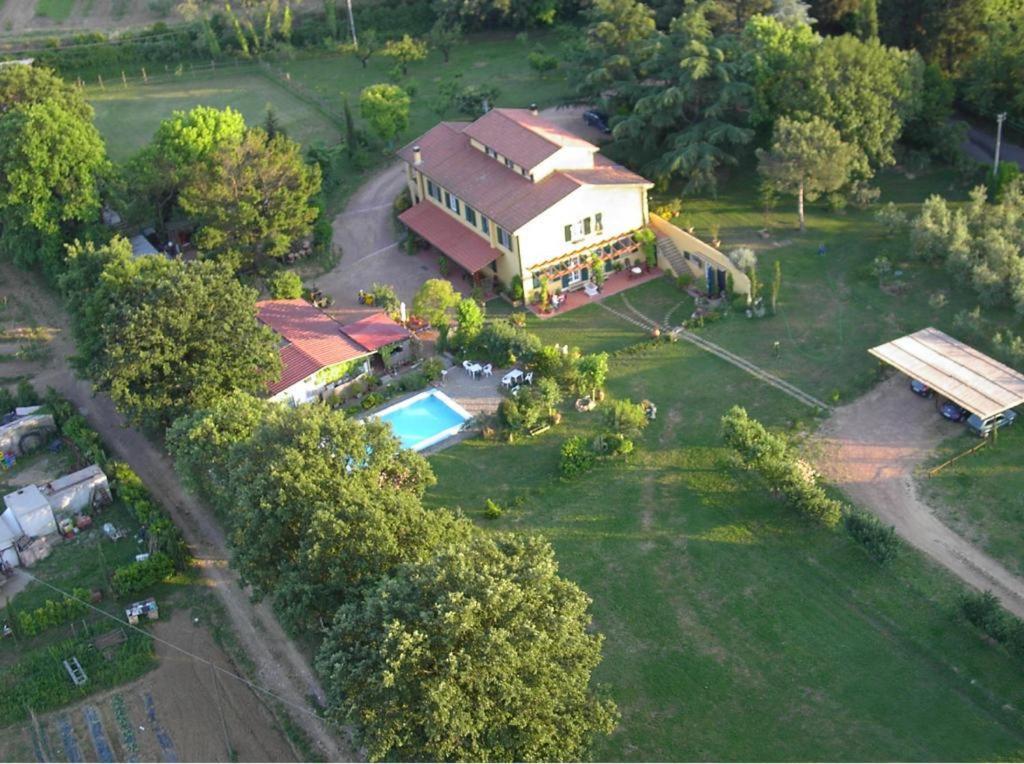 una vista aérea de una casa grande con piscina en Tenuta Poggio alla Farnia en Fauglia