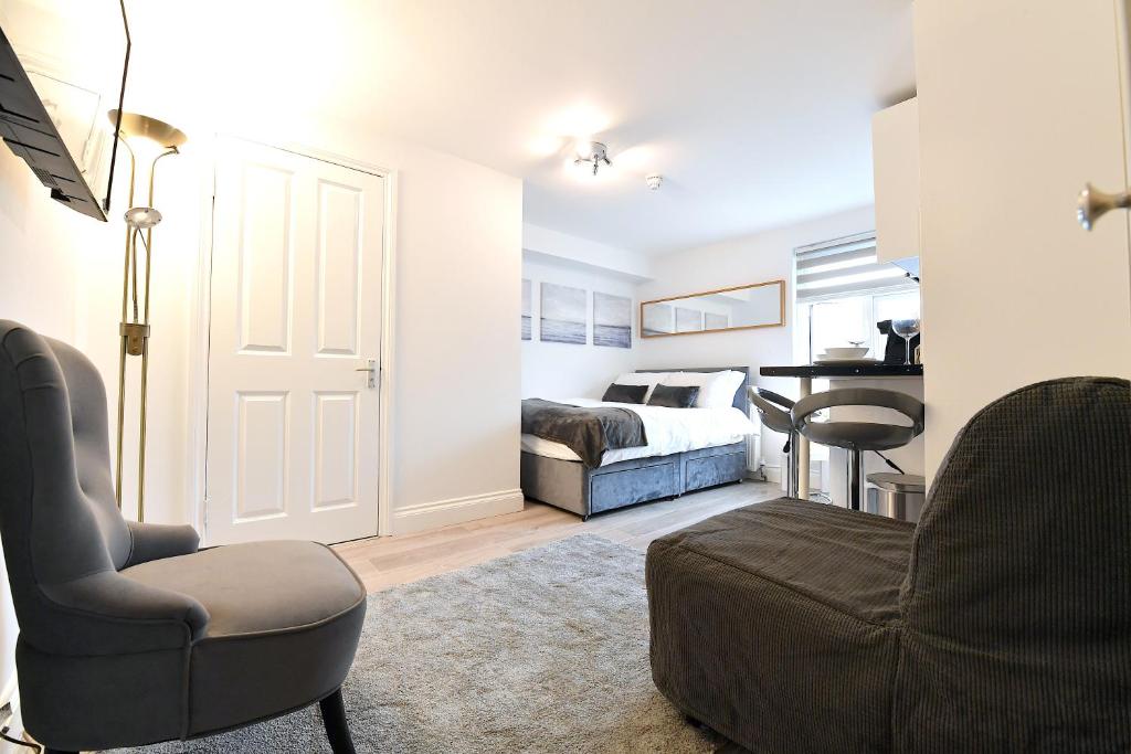 London Studios Very Close to Central Line Underground Shepherds Bush and Westfield Newly Refurbished - Superior Studio