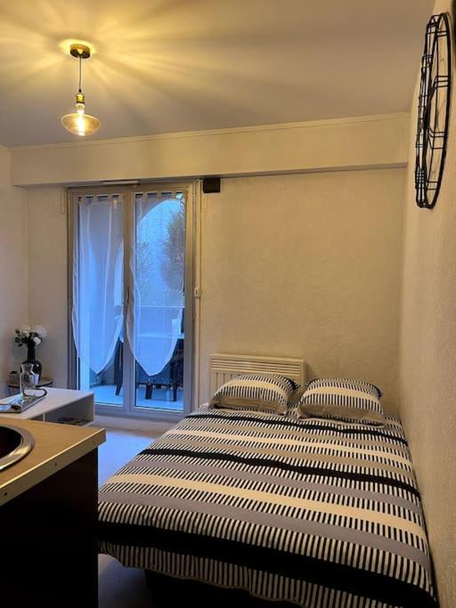 Posteľ alebo postele v izbe v ubytovaní Joli studio avec parking privé