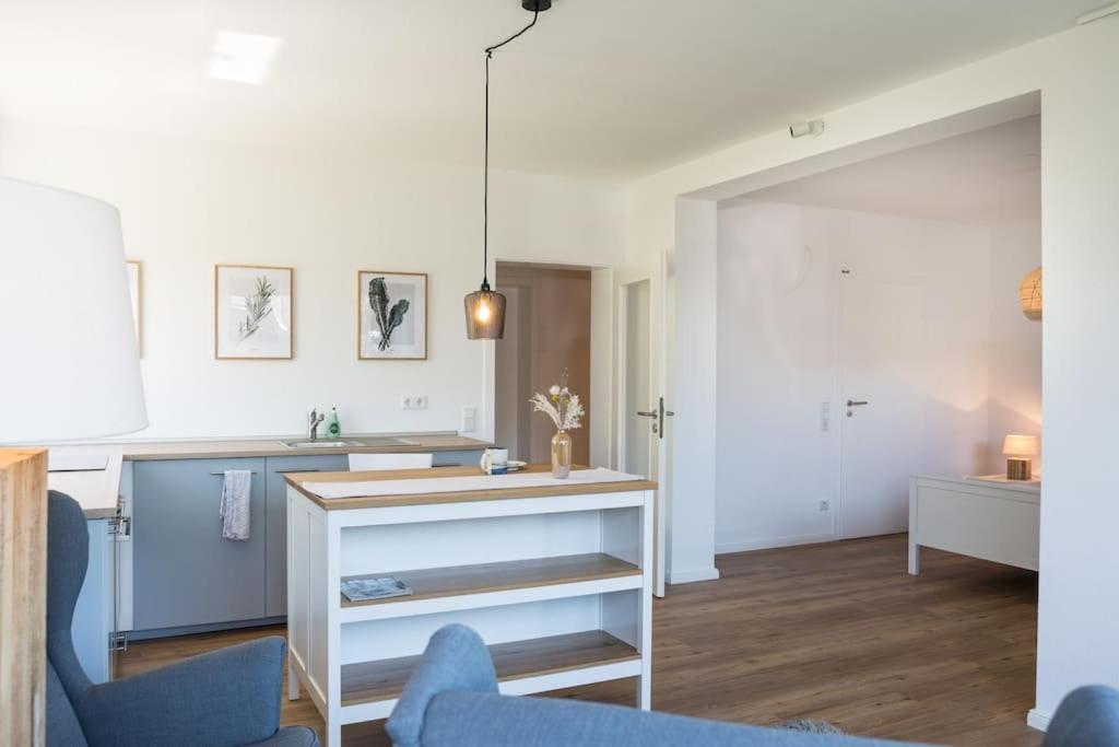 een woonkamer met een tafel en een blauwe stoel bij Ferien in Neviges in Velbert