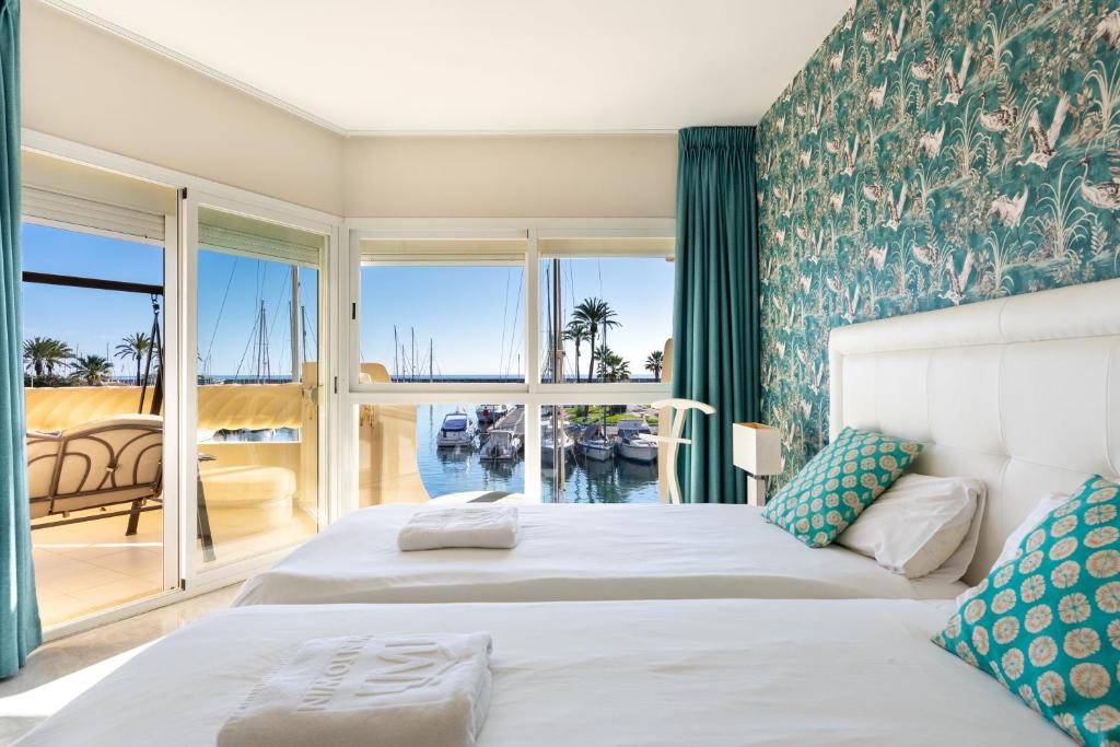 Postel nebo postele na pokoji v ubytování WintowinRentals Luxury and Sea View inside Puerto Marina