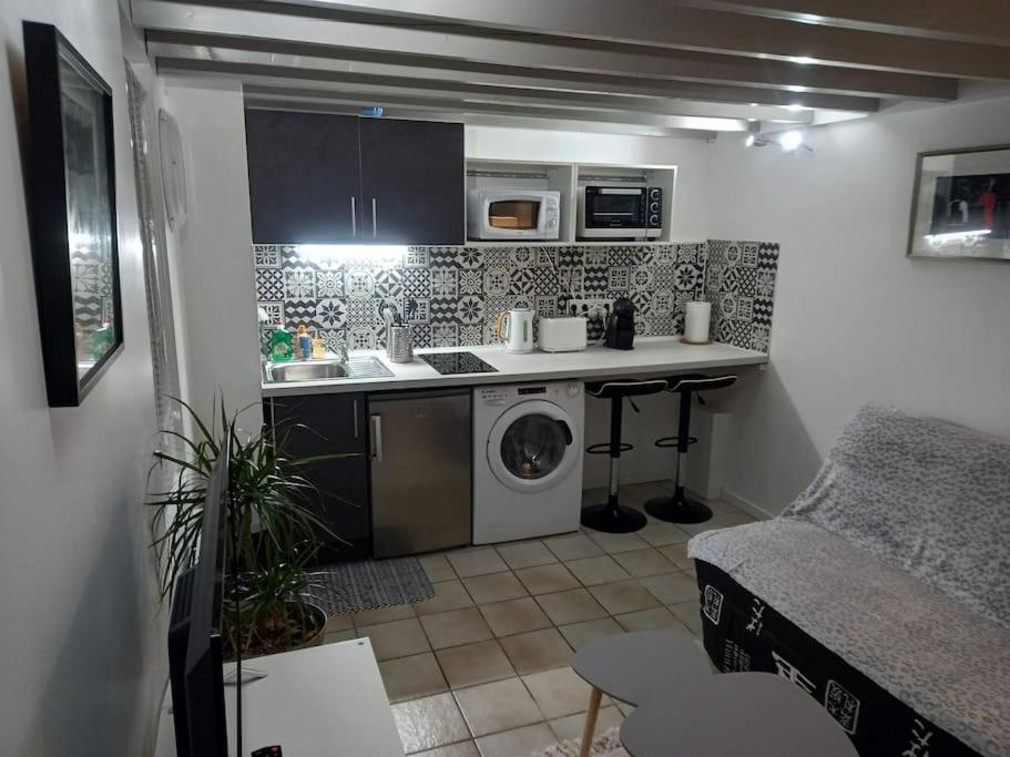 una pequeña cocina con lavadora en una habitación en Cocooning, en Samois-sur-Seine