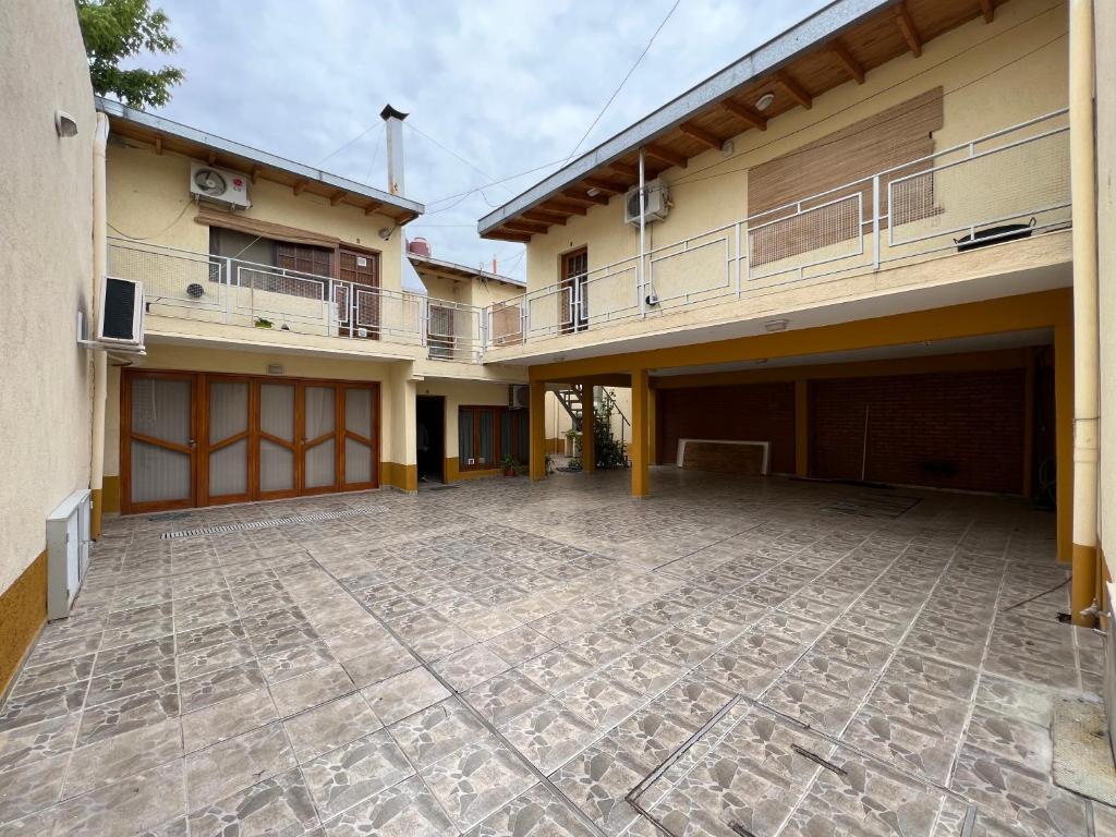 un patio vacío de una casa con balcón en Complejo Alberdi - Alquiler temporario en San Rafael