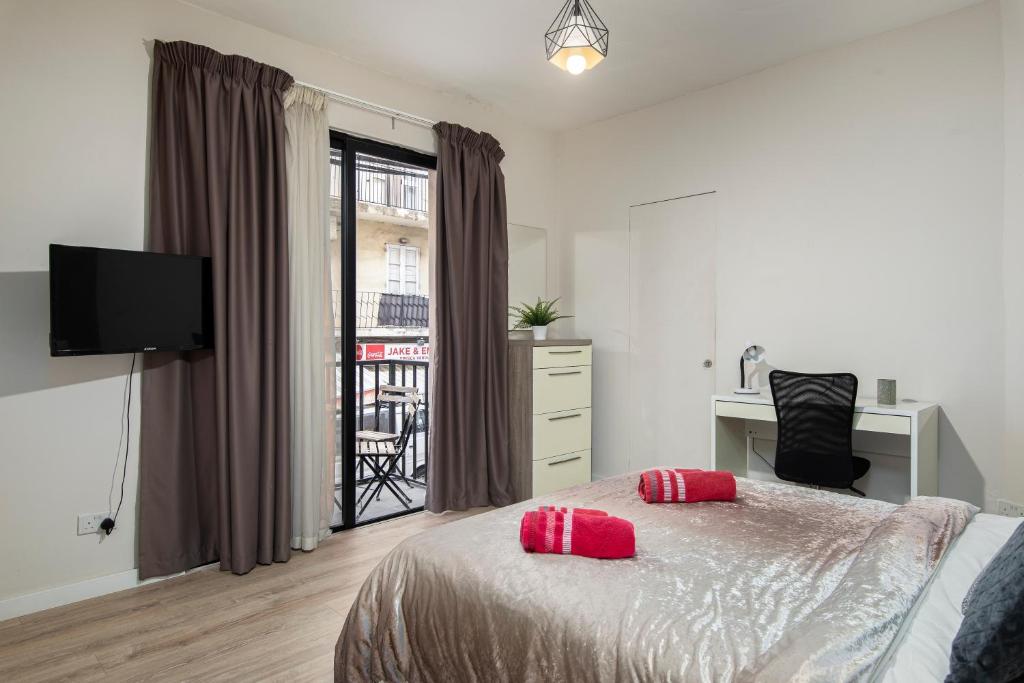 TV a/nebo společenská místnost v ubytování Luxury Msida Circle Suites
