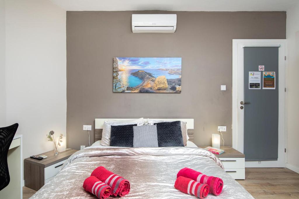 Postel nebo postele na pokoji v ubytování Luxury Msida Circle Suites