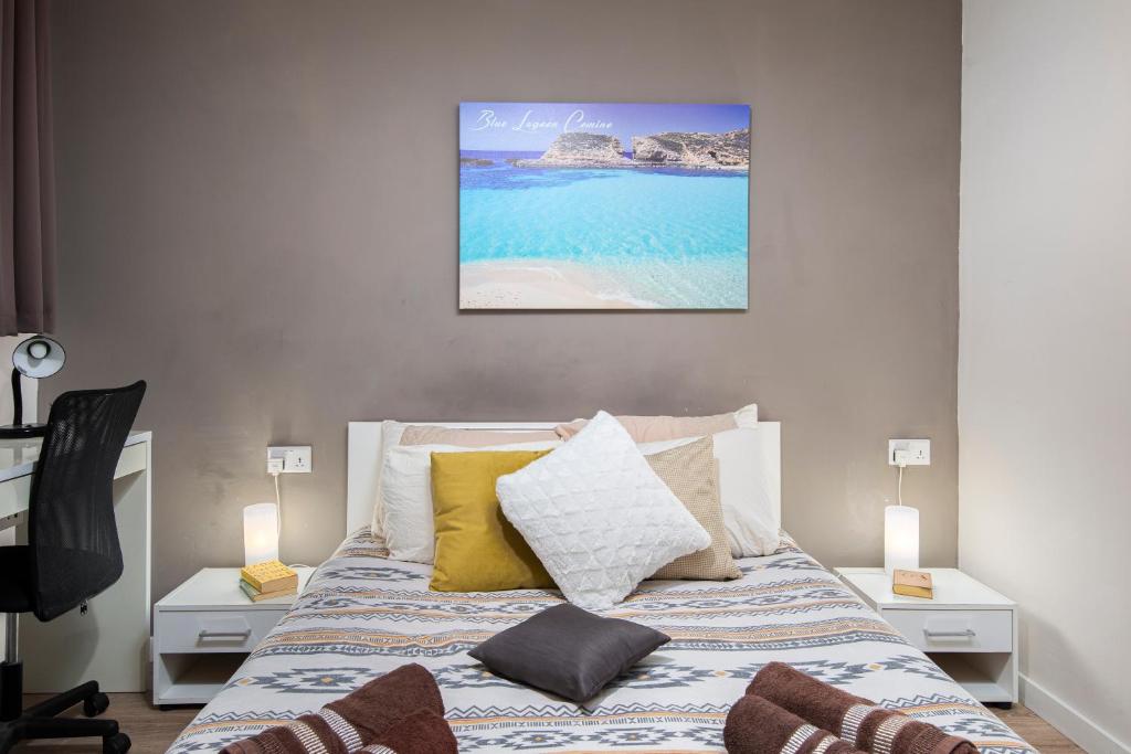 Postel nebo postele na pokoji v ubytování Luxury Msida Circle Suites