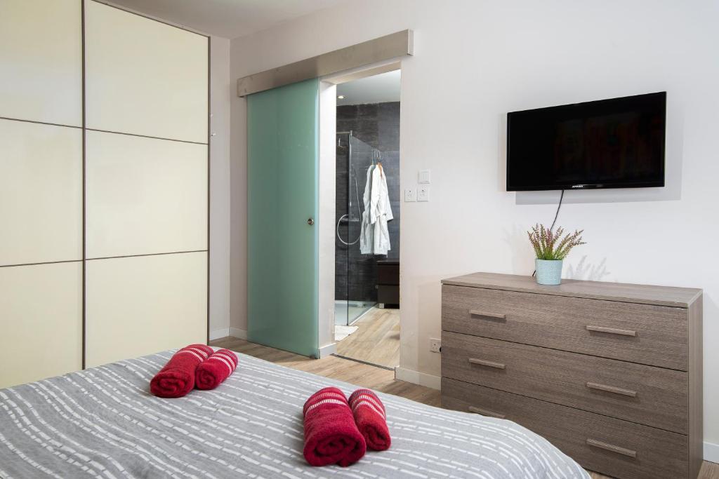 Postel nebo postele na pokoji v ubytování Luxury Msida Circle Suites