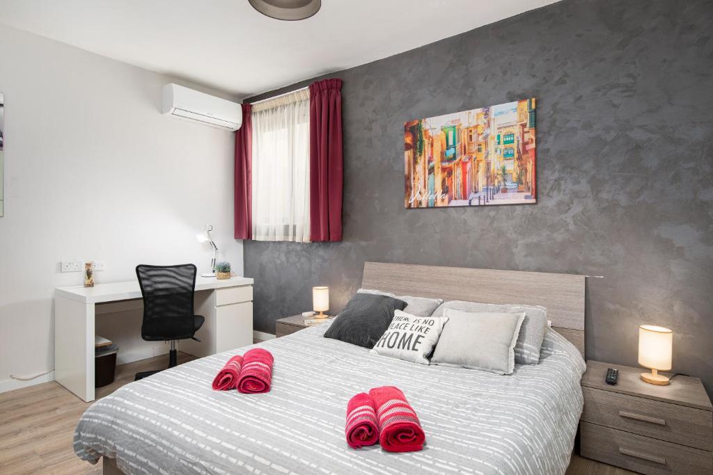 Postel nebo postele na pokoji v ubytování Luxury Msida Circle Suites