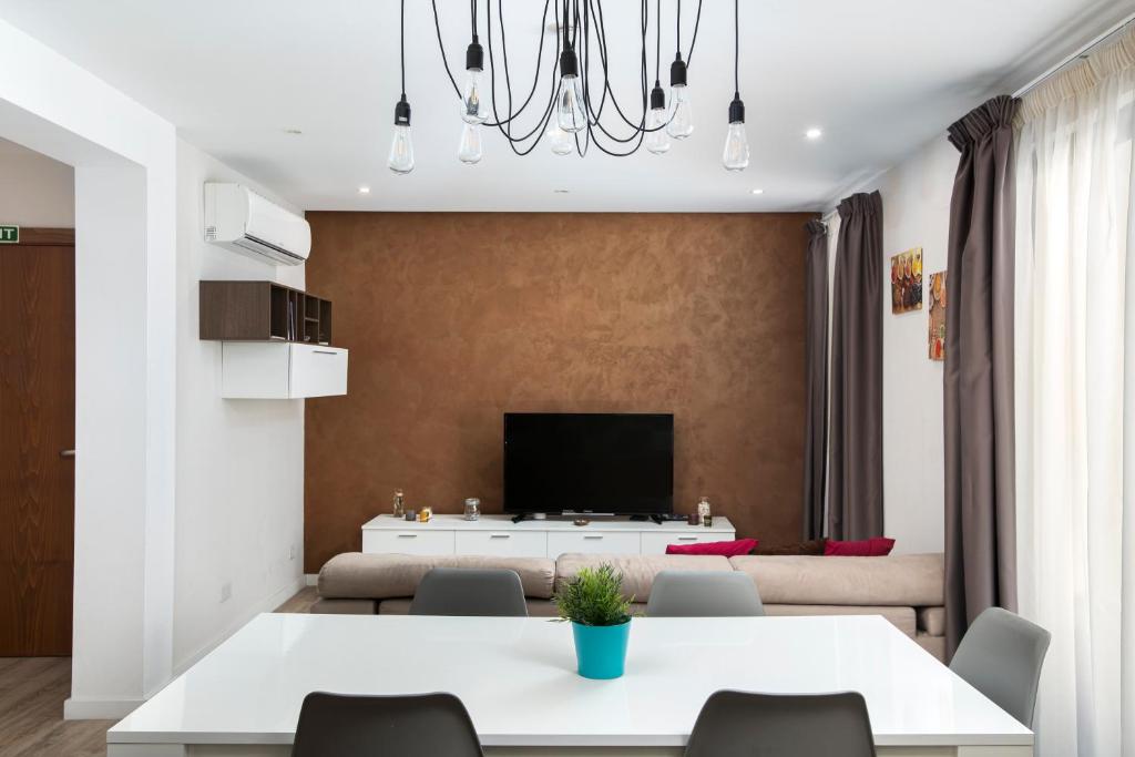 TV a/nebo společenská místnost v ubytování Luxury Msida Circle Suites