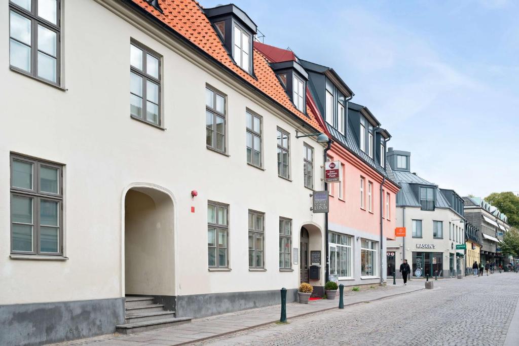 eine Stadtstraße mit Gebäuden in einer Kopfsteinpflasterstraße in der Unterkunft Best Western Plus Hotell Nordic Lund in Lund