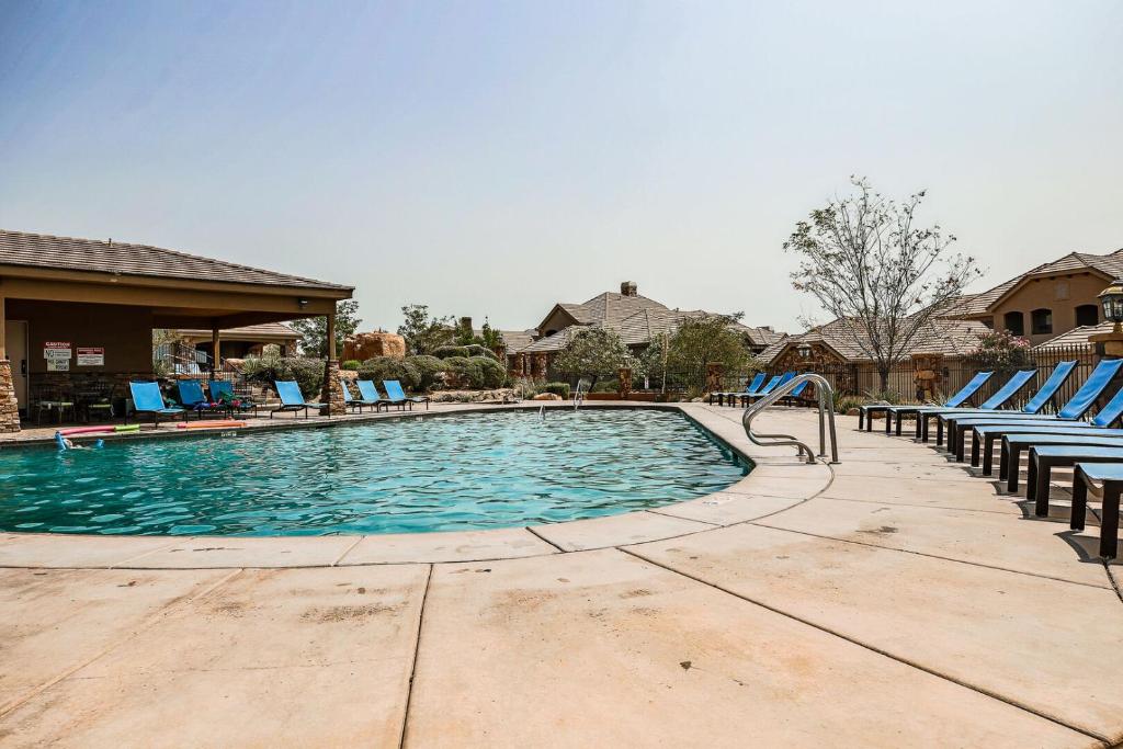 uma piscina com cadeiras azuis num resort em Coral Ridge 4266 Desert Retreat em Washington