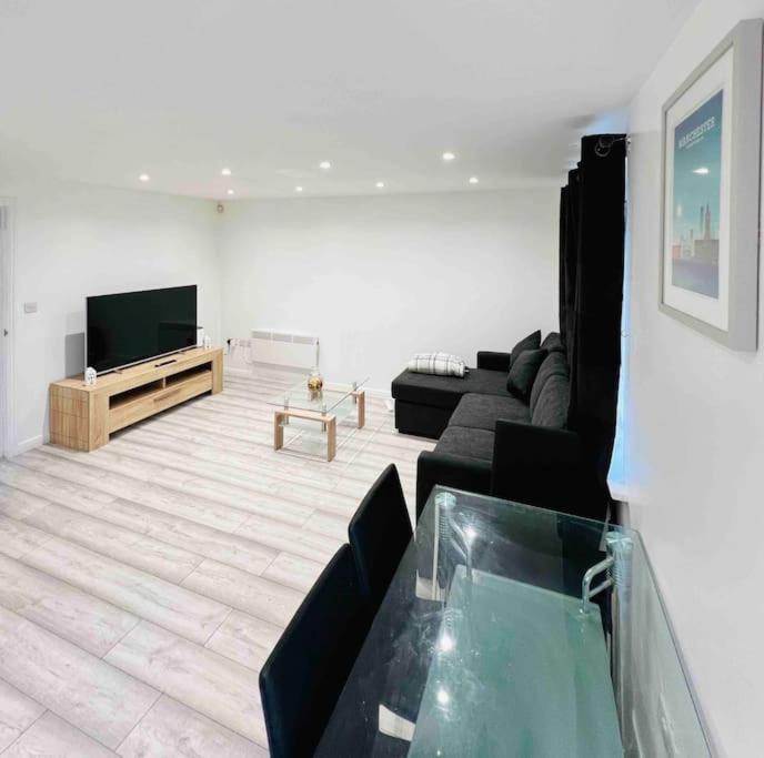 TV at/o entertainment center sa Lovely Modern 2 Bed Flat /w parking, close to town