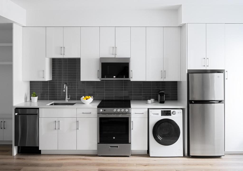 AKA West Palm - Reine Du Studio