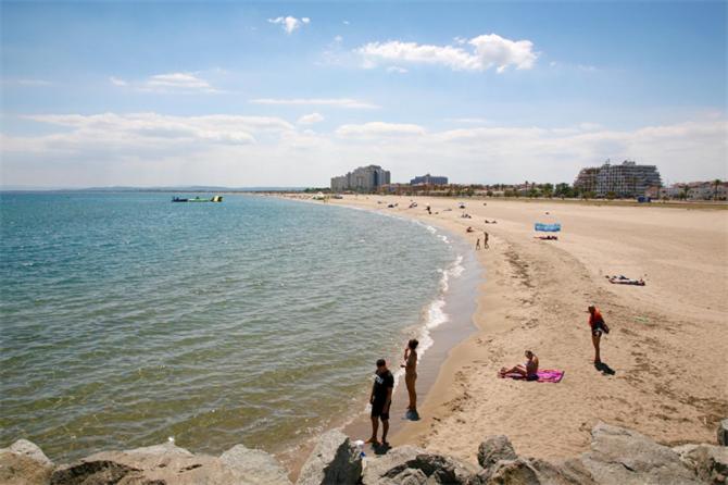 a group of people on a beach near the water at Empuriabrava Vue Mer in Empuriabrava