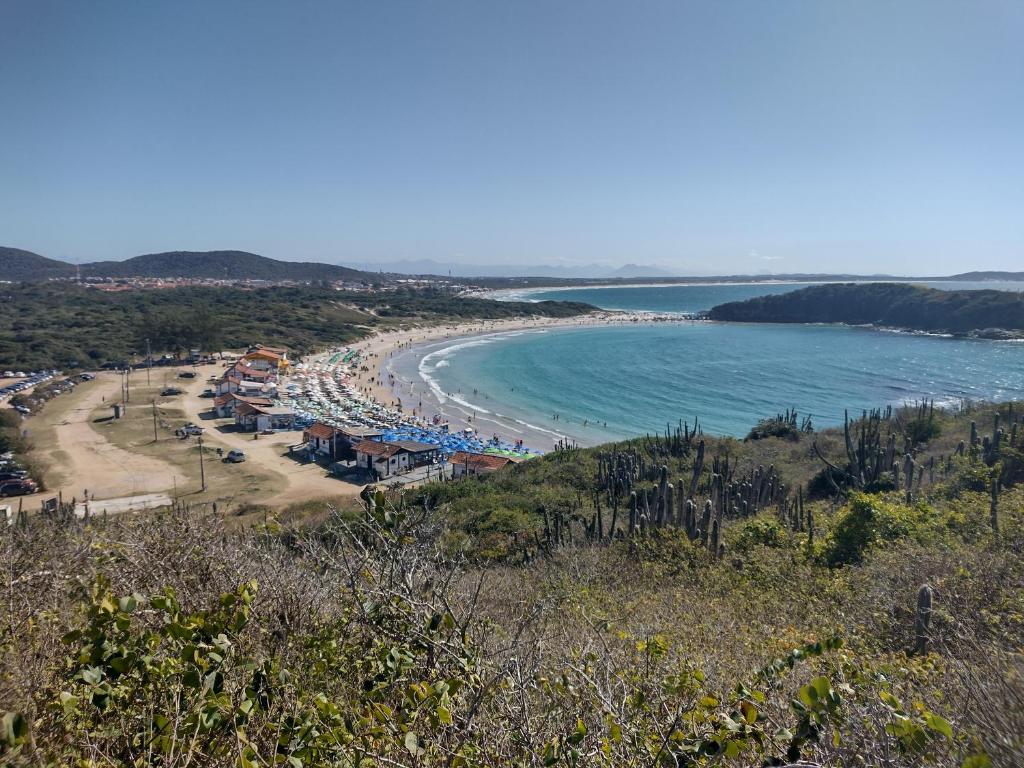 Una vista de una playa con un montón de gente en Cabo Frio - Praia do Peró, en Cabo Frío