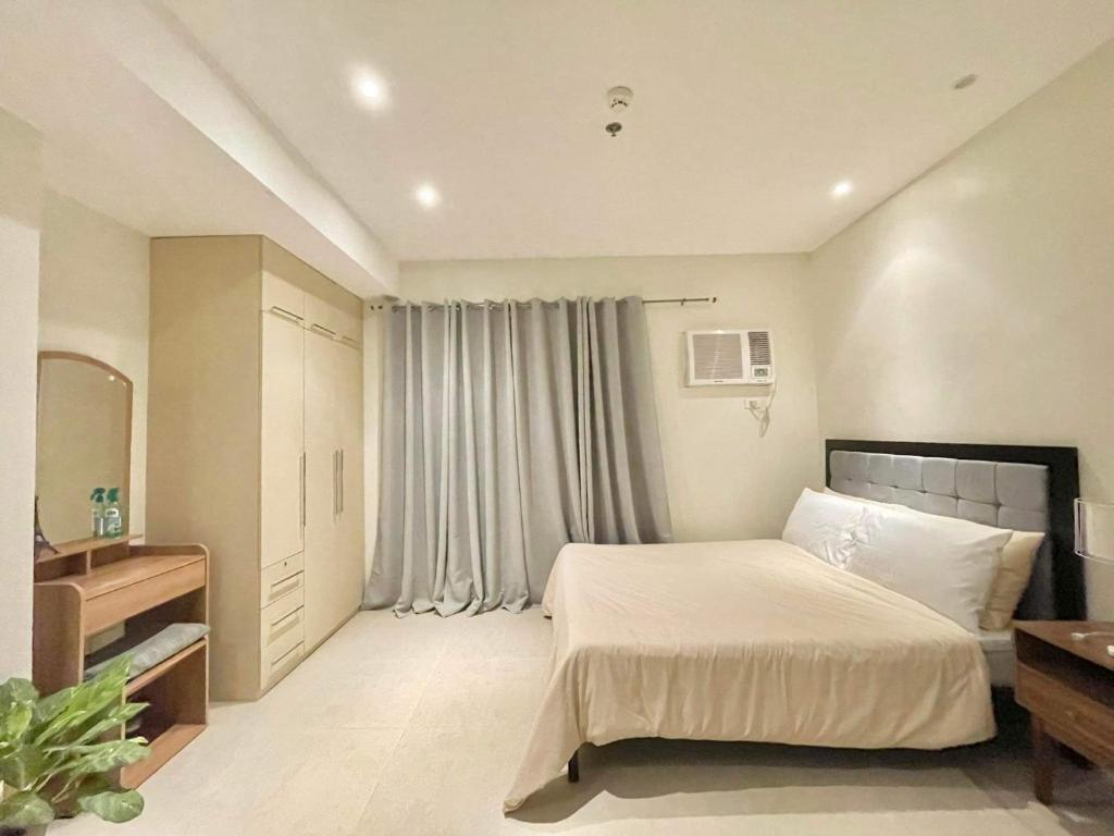1 dormitorio con 1 cama y vestidor en Studio type condo - Matina Enclaves Residences Davao City, en Davao City