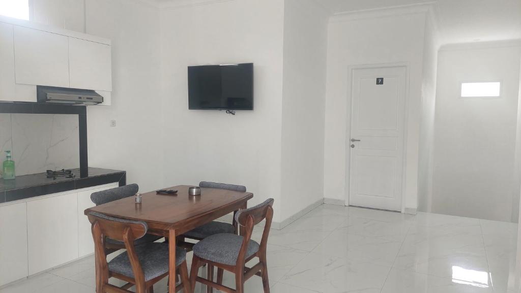 Kuchyň nebo kuchyňský kout v ubytování Hotel Wisma Mangurna