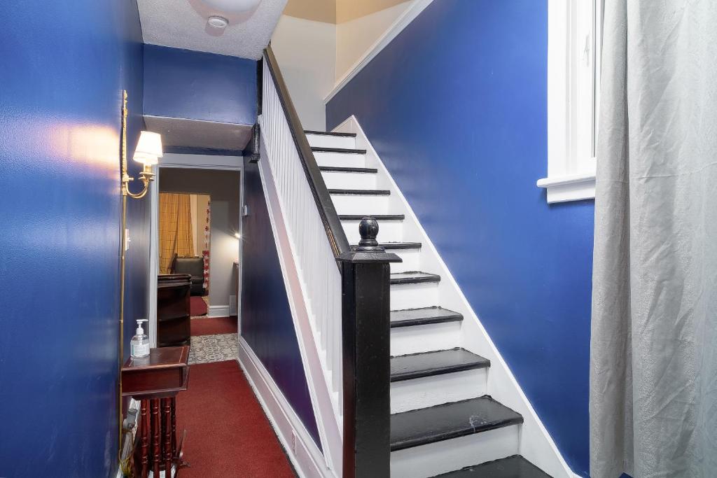 een trap met blauwe muren en een blauwe muur bij Room #4 Ottawa downtown in Ottawa