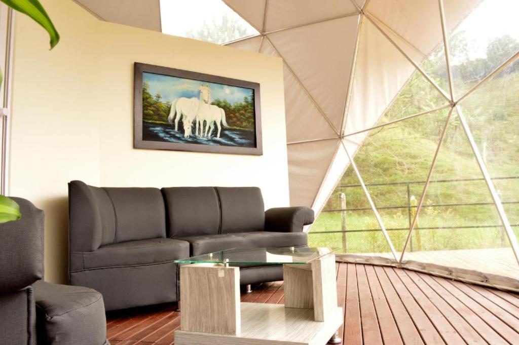 Posezení v ubytování La Quinta Dimensión Glamping