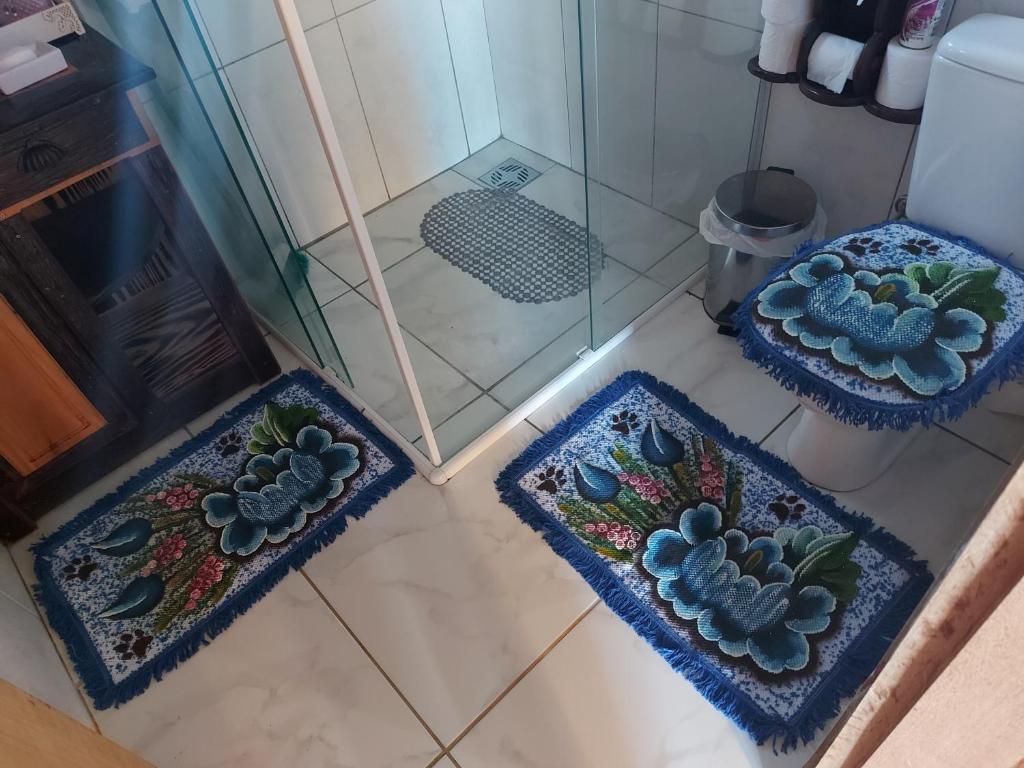 3 colchonetas azules en el suelo de una ducha en Casa Jardim, en Balneário Gaivotas