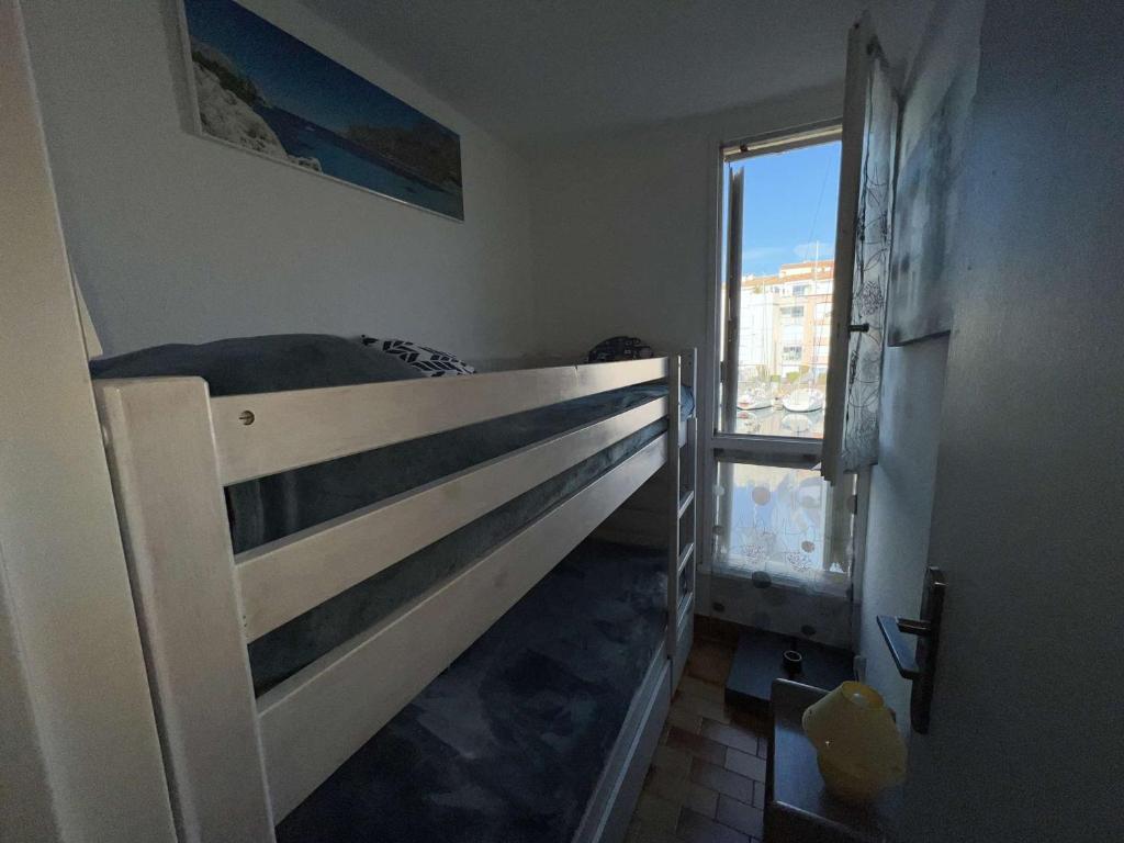 Posteľ alebo postele v izbe v ubytovaní Studio Cabine Près Plage avec Parking et Animaux Acceptés - FR-1-702-13