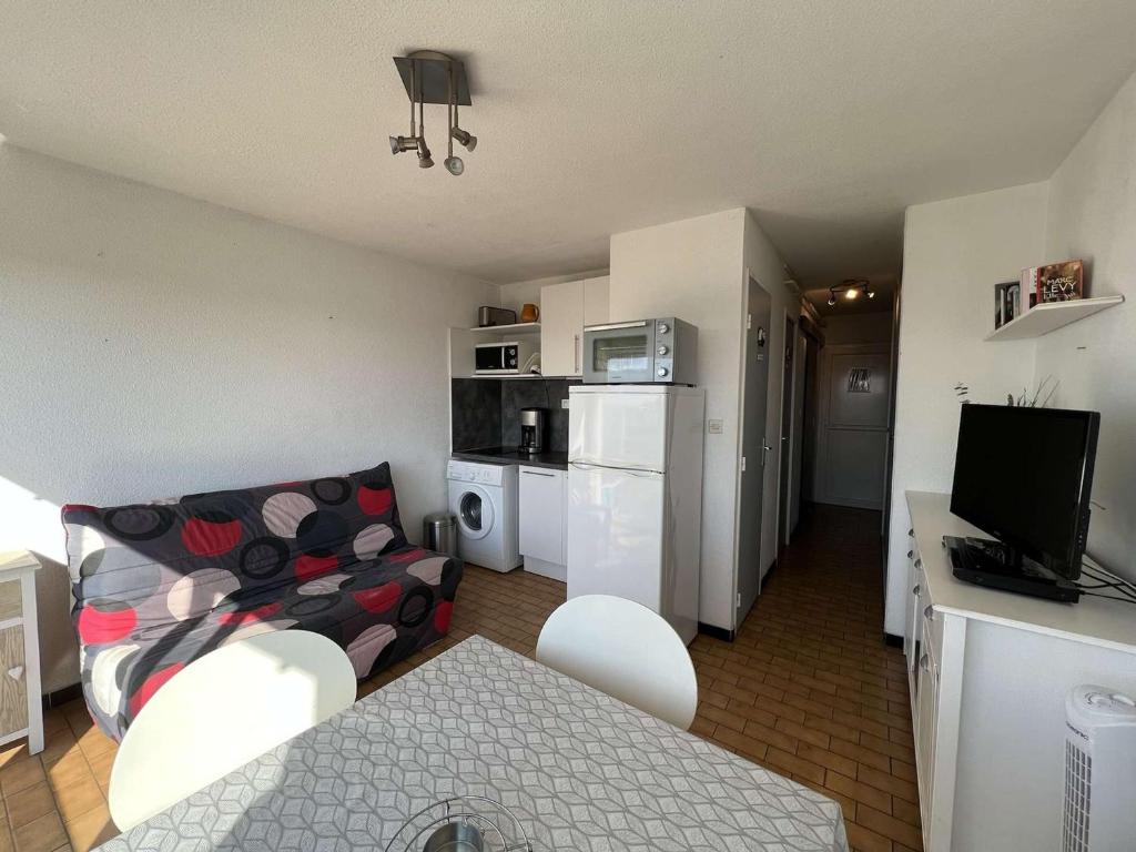 Kuchyňa alebo kuchynka v ubytovaní T2 avec ascenseur, lave-linge, parking et terrasse proche plage - FR-1-702-20