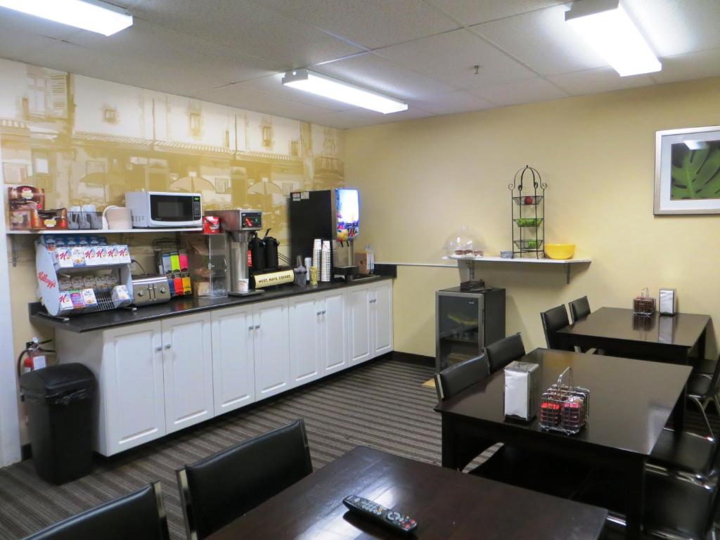 Super 8 by Wyndham Saskatoon Near Downtown - Resim 40